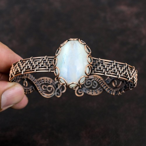 Bracciale regolabile avvolto